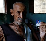 Senelis su savo portretu darytu prie&scaron; metus