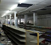 Neapsikentę nepriteklių Venesuelos gyventojai plė&scaron;ia ir niokoja parduotuves