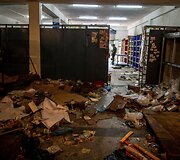 Neapsikentę nepriteklių Venesuelos gyventojai plė&scaron;ia ir niokoja parduotuves