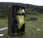 Migrantų &scaron;eima su kūdikiu slepiasi nuo lietaus Graikijoje