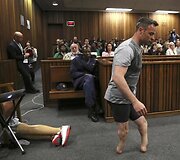 Oscaras Pistorius demonstruoja savo kojas teismui