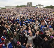 Islandų futbolo sirgaliai stebi rungtynes