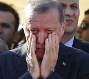 Turkijos prezidentas verkia, per nepavykusį perversmą žuvusių jį palaikiusių civilių laidotuves