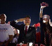 Žmonės pasitinka Donaldą Trumpą Kinstone