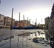 Stiprus atoslūgis dalį Venecijos žymiųjų kanalų paliko be vandens