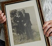 103 metų Maria Josefa Guillen laiko nuotrauką, kurioje ji su savo vyru jaunystėje