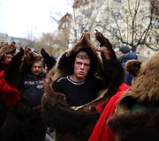 Naujų metų pradžios me&scaron;kų &scaron;okis Rumunijoje