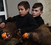 Naujų metų pradžios me&scaron;kų &scaron;okis Rumunijoje