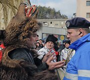 Naujų metų pradžios me&scaron;kų &scaron;okis Rumunijoje