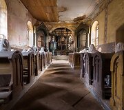 Devynių vaiduoklių bažnyčioje Čekijoje užklydėlius &scaron;iurpina drobėmis užkloti žmonių siluetai