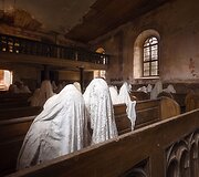 Devynių vaiduoklių bažnyčioje Čekijoje užklydėlius &scaron;iurpina drobėmis užkloti žmonių siluetai
