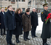 Gėlių padėjimo ceremonija prie Kovo 11-ajai skirto paminklo &bdquo;Žinia&ldquo; Nepriklausomybės aik&scaron;tėje