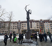 Gėlių padėjimo ceremonija prie Kovo 11-ajai skirto paminklo &bdquo;Žinia&ldquo; Nepriklausomybės aik&scaron;tėje