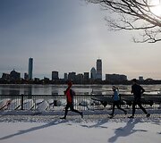 &Scaron;iaurės Amerikoje ir Europoje gyventojus džiugina žiemi&scaron;ki orai