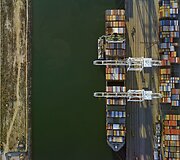 Kadruose i&scaron; oro &ndash; geometriniai JAV peizažų ra&scaron;tai 
