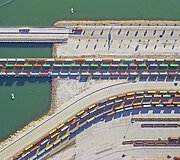 Kadruose i&scaron; oro &ndash; geometriniai JAV peizažų ra&scaron;tai 