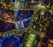 Kadruose i&scaron; oro &ndash; geometriniai JAV peizažų ra&scaron;tai 