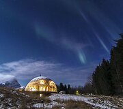 Ekologi&scaron;kas namas po stikliniu gaubtu Norvegijos saloje 