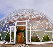 Ekologi&scaron;kas namas po stikliniu gaubtu Norvegijos saloje 