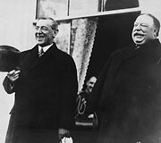 Woodrowo Wilsono inauguracija, nuotraukoje jis stovi &scaron;alia buvusio prezidento Tafto 1913 m.