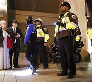 Prezidento Trumpo inauguracijos i&scaron;vakarėse Niujorke į gatves i&scaron;ėjo &scaron;imtai protestuotojų