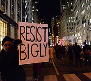Prezidento Trumpo inauguracijos i&scaron;vakarėse Niujorke į gatves i&scaron;ėjo &scaron;imtai protestuotojų
