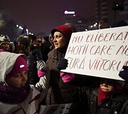 Rumunijoje tūkstančiai žmonių protestavo prie&scaron; amnestiją korumpuotiems politikams