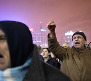 Rumunijoje tūkstančiai žmonių protestavo prie&scaron; amnestiją korumpuotiems politikams