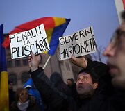 Rumunijoje tūkstančiai žmonių protestavo prie&scaron; amnestiją korumpuotiems politikams