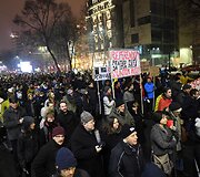 Rumunijoje tūkstančiai žmonių protestavo prie&scaron; amnestiją korumpuotiems politikams