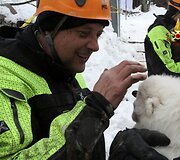 Italijos gelbėtojai lavinos palaidotame vie&scaron;butyje rado tris gyvus &scaron;uniukus