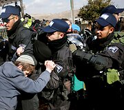Nelegalūs žydų naujakuriai prievarta i&scaron;keldinami i&scaron; Vakarų Kranto