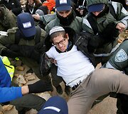 Nelegalūs žydų naujakuriai prievarta i&scaron;keldinami i&scaron; Vakarų Kranto
