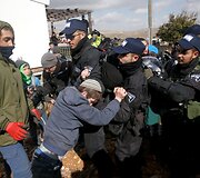 Nelegalūs žydų naujakuriai prievarta i&scaron;keldinami i&scaron; Vakarų Kranto