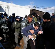 Nelegalūs žydų naujakuriai prievarta i&scaron;keldinami i&scaron; Vakarų Kranto
