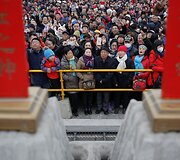 Pasaulis ry&scaron;kiai pasitiko Naujuosius mėnulio raudonojo ugninio gaidžio metus
