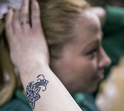 Tatuiruočių meistrė Rusijoje buitinio smurto aukų randus paslepia po tatuiruotėmis