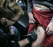 Tatuiruočių meistrė Rusijoje buitinio smurto aukų randus paslepia po tatuiruotėmis