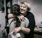 Tatuiruočių meistrė Rusijoje buitinio smurto aukų randus paslepia po tatuiruotėmis