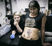 Tatuiruočių meistrė Rusijoje buitinio smurto aukų randus paslepia po tatuiruotėmis