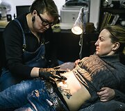 Tatuiruočių meistrė Rusijoje buitinio smurto aukų randus paslepia po tatuiruotėmis