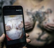 Tatuiruočių meistrė Rusijoje buitinio smurto aukų randus paslepia po tatuiruotėmis