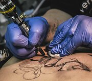 Tatuiruočių meistrė Rusijoje buitinio smurto aukų randus paslepia po tatuiruotėmis