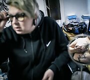 Tatuiruočių meistrė Rusijoje buitinio smurto aukų randus paslepia po tatuiruotėmis