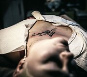 Tatuiruočių meistrė Rusijoje buitinio smurto aukų randus paslepia po tatuiruotėmis