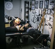 Tatuiruočių meistrė Rusijoje buitinio smurto aukų randus paslepia po tatuiruotėmis