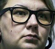 Tatuiruočių meistrė Rusijoje buitinio smurto aukų randus paslepia po tatuiruotėmis