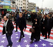 Iraniečiai revoliucijos metinėms skirtose eitynėse smerkė Trumpo &bdquo;grasinimų retoriką&ldquo;