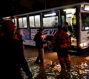 Persipildžius užtvankai &Scaron;iaurės Kalifornijos gyventojai ruo&scaron;iasi potvyniams
