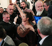 Prancūzijoje iki pusės nuoga &bdquo;Femen&ldquo; aktyvistė sutrikdė Le Pen kalbą
